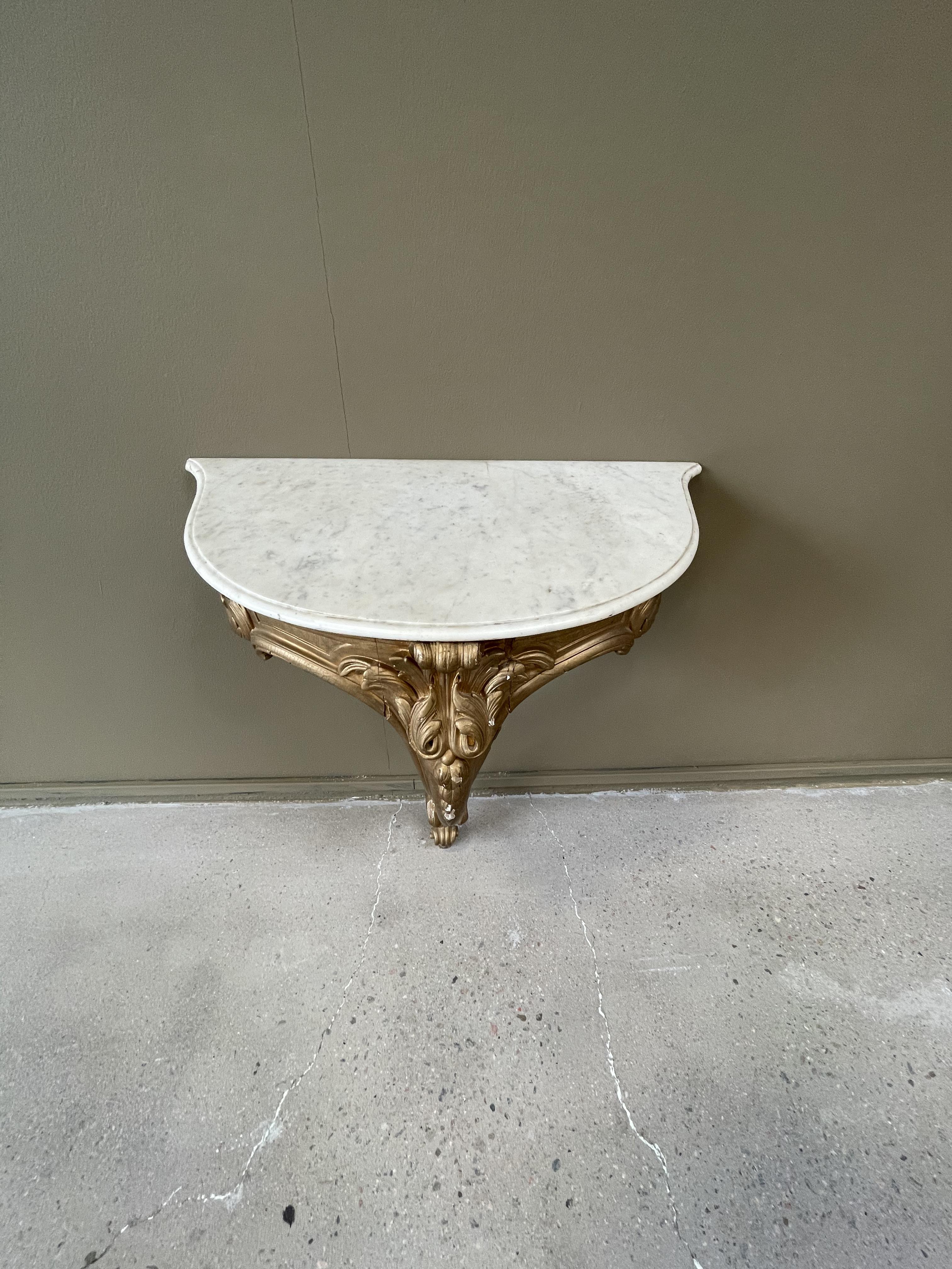 Väggfast bord med vit marmorskiva