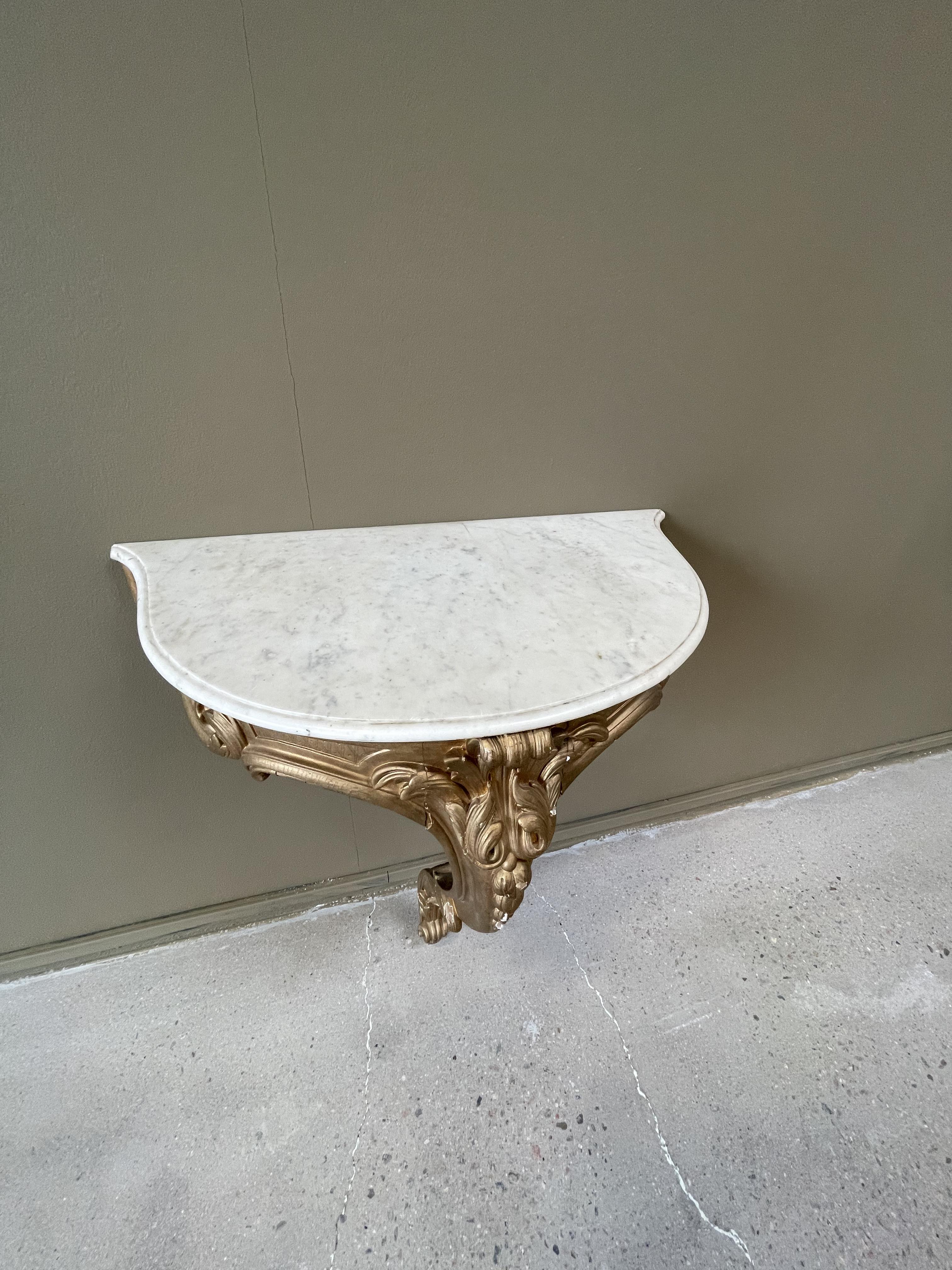 Väggfast bord med vit marmorskiva