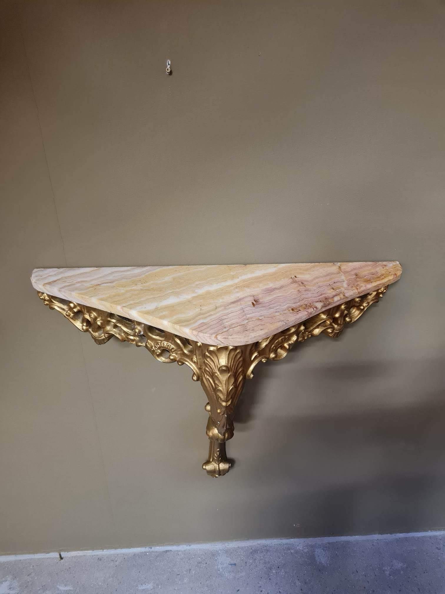 Väggfast bord med marmorskiva