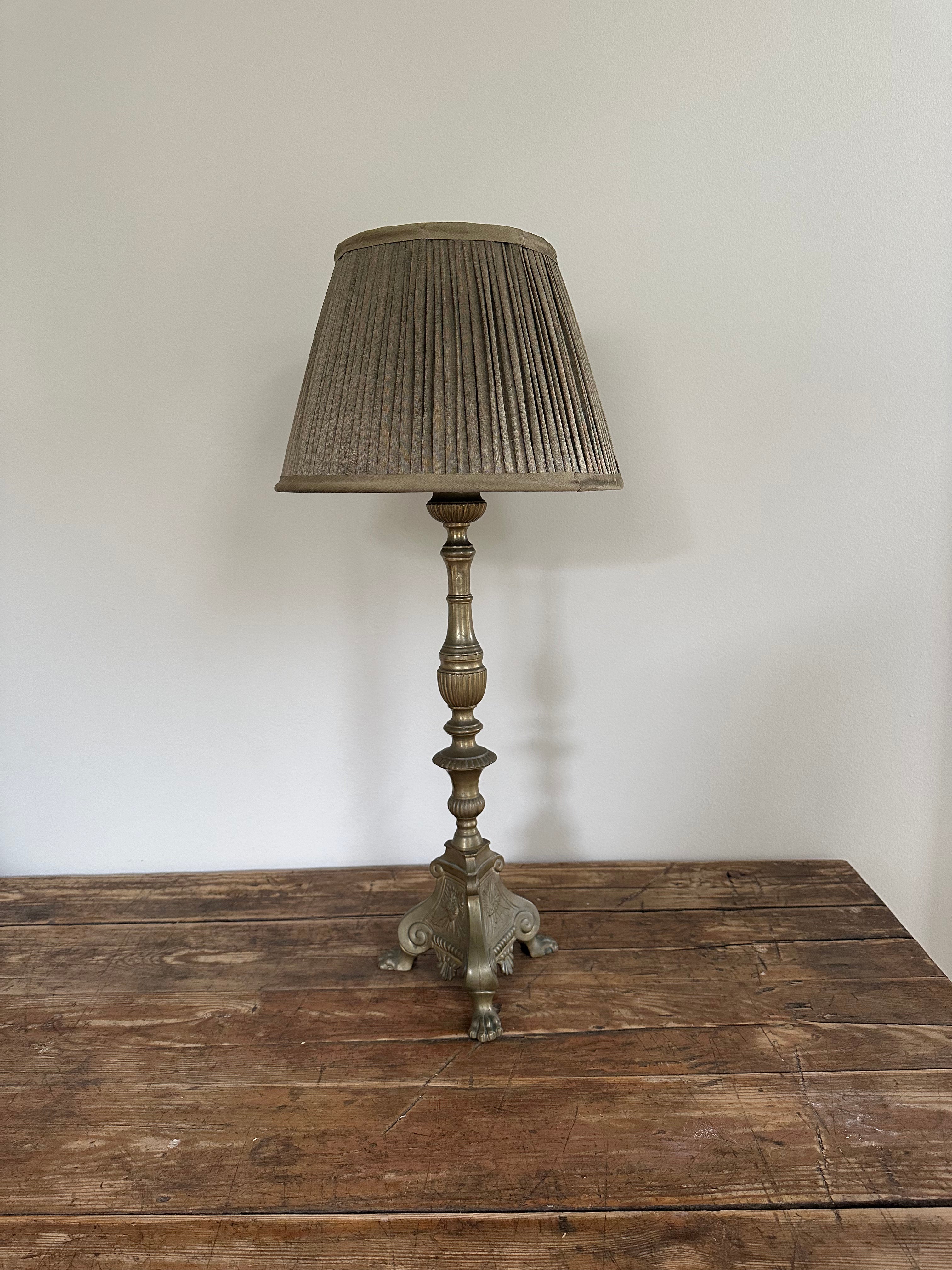 Table lamp in metal