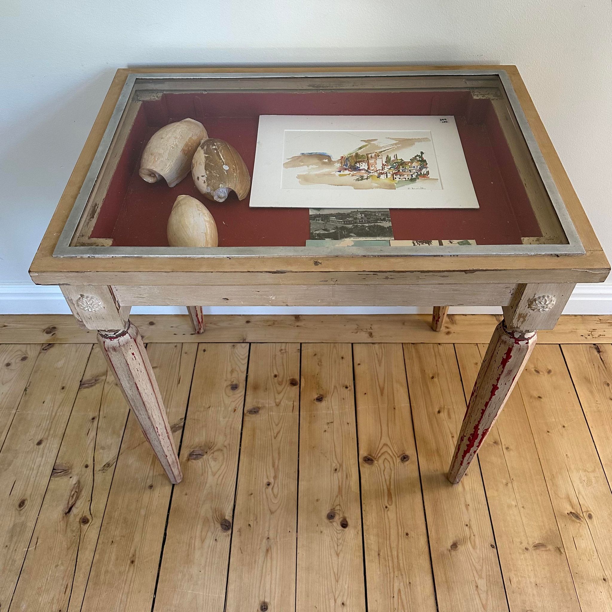 Old display table