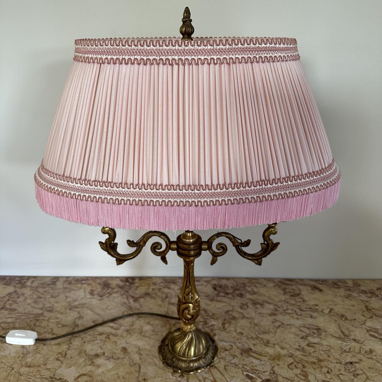 Bordslampa i brons med rosa lampskärm