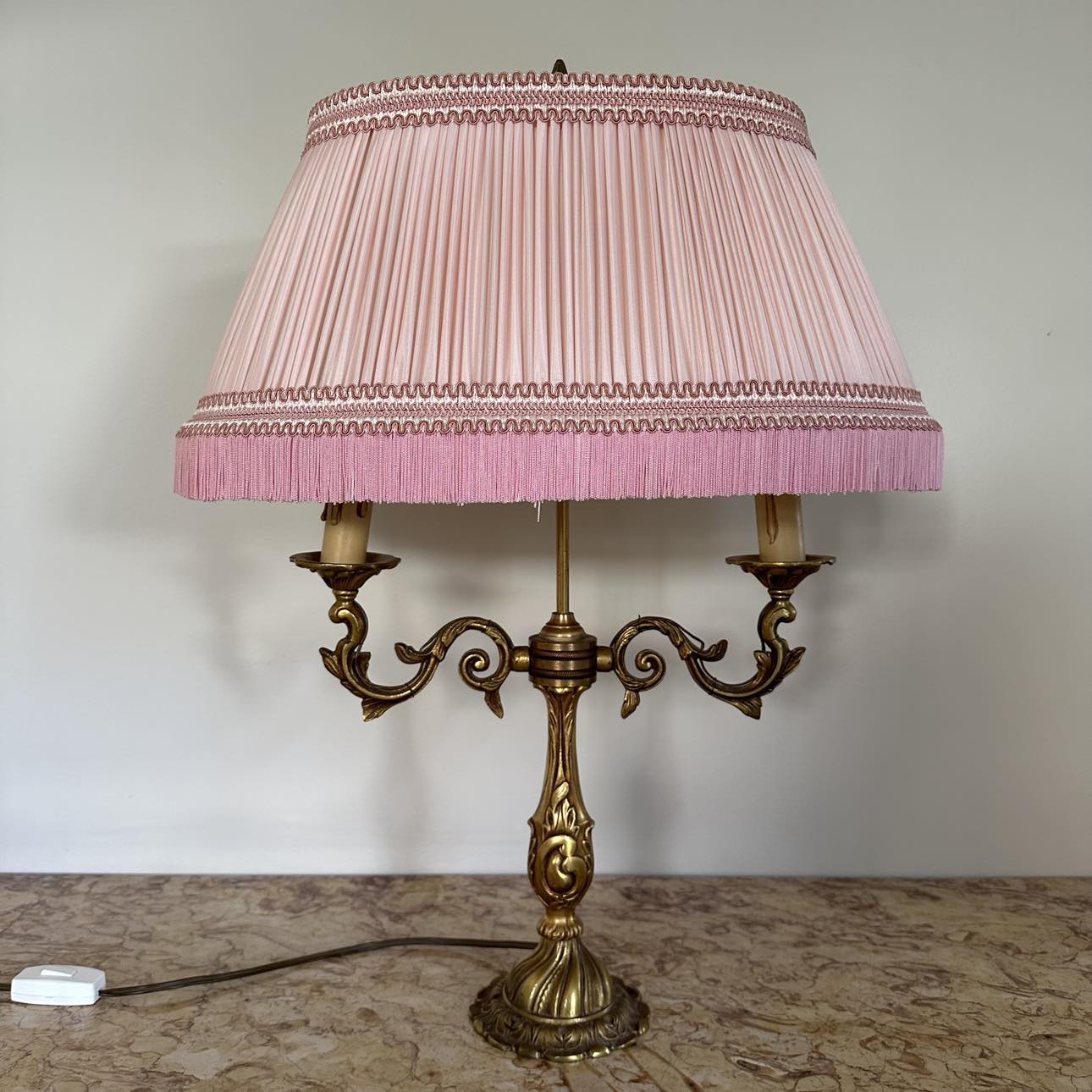 Bordslampa i brons med rosa lampskärm