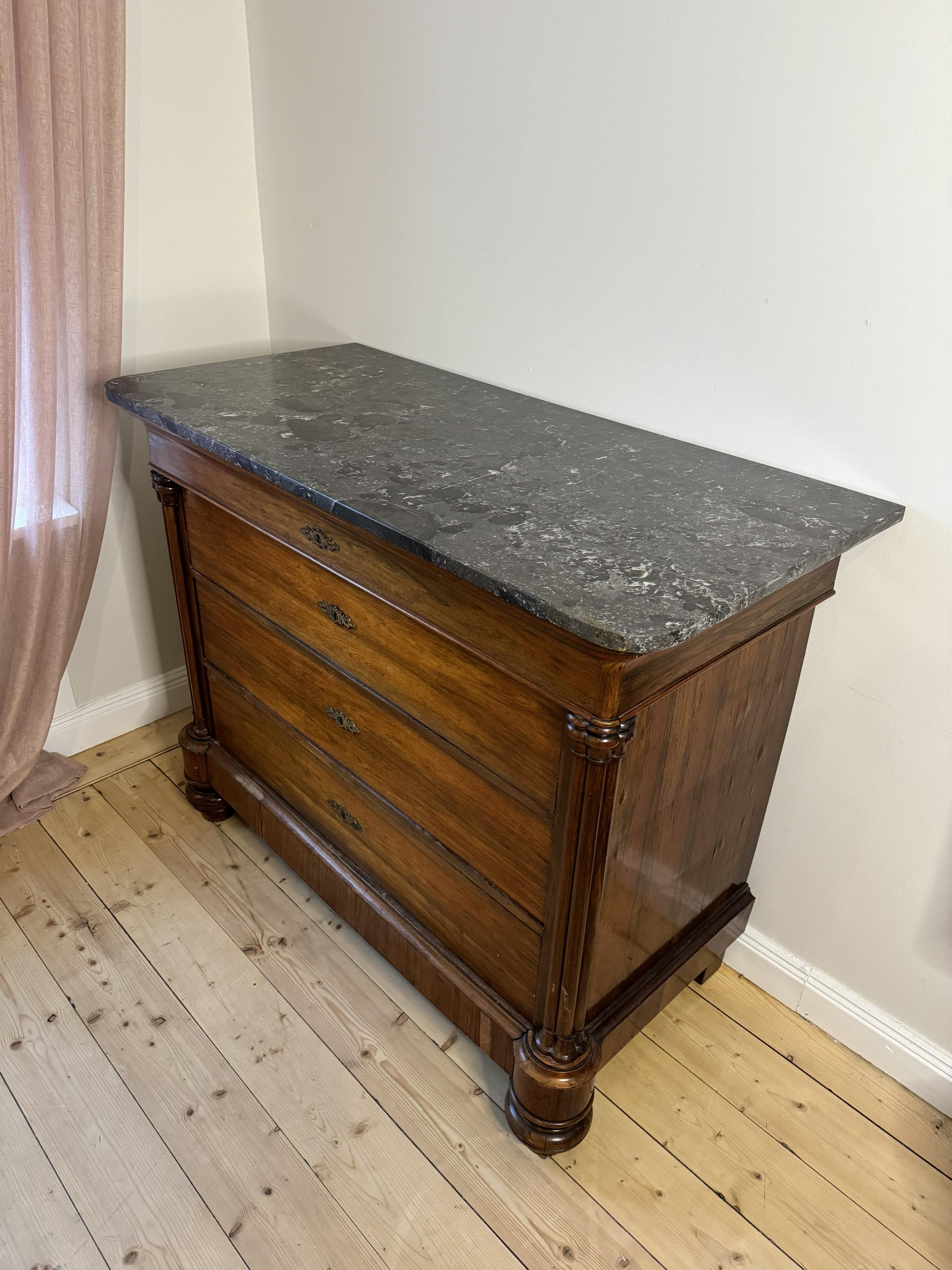 COMMODE WITH BLACK MARBLE
