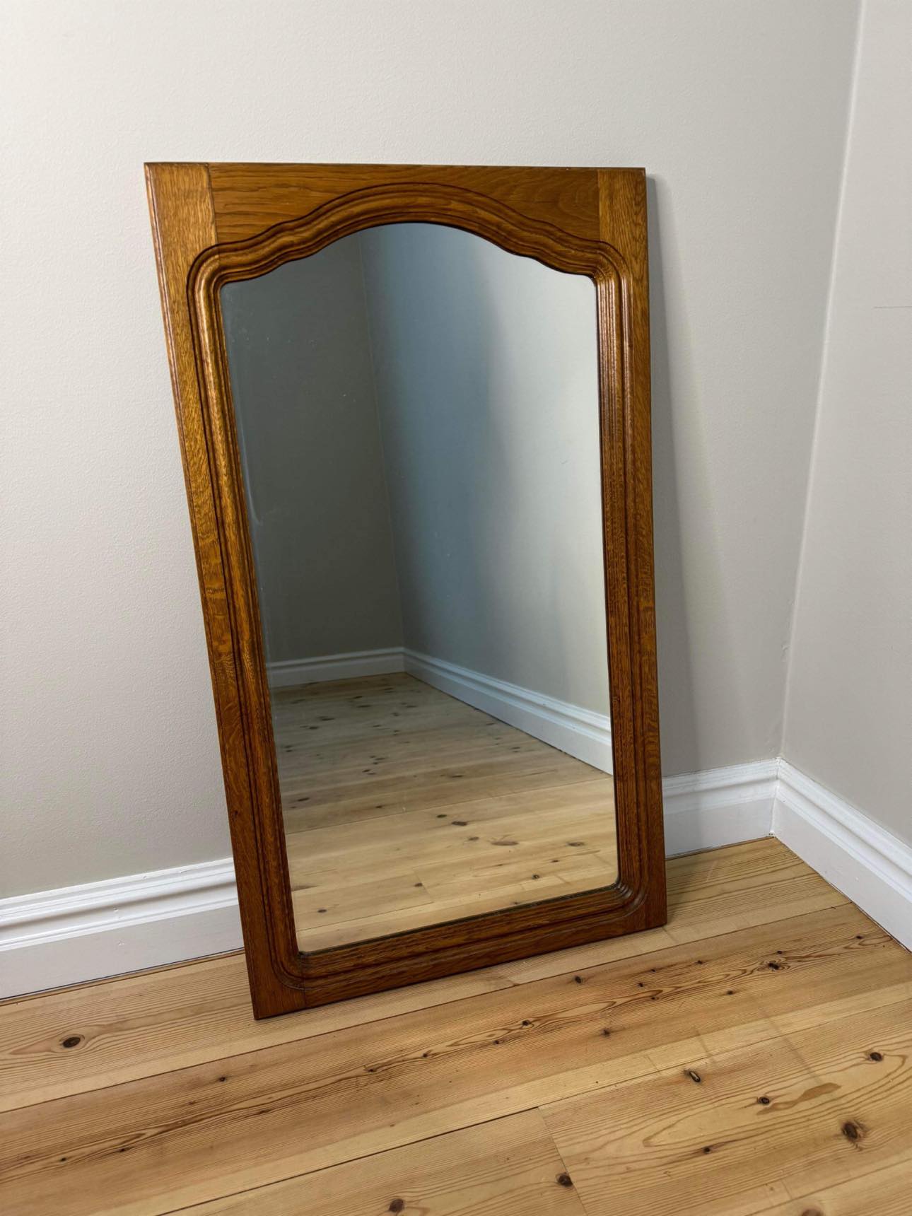 Spegel i trä 