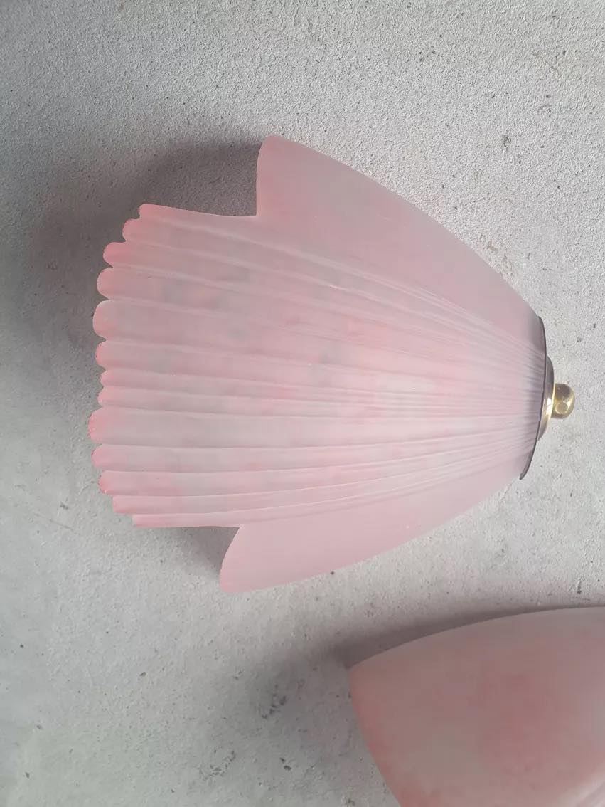 Vägglampor i rosa glas 